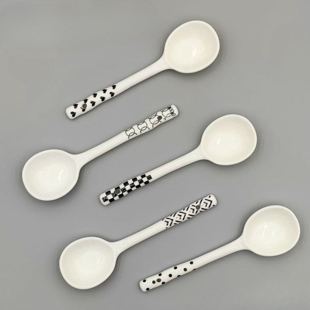 Classic Black and White Ceramic Spoon | Minimalist Non-Slip High-Quality Home Use Soup Spoon - Creative Cute for Ramen and Rice Porridge Serving, Ideal for Delicious Soups and Noodles